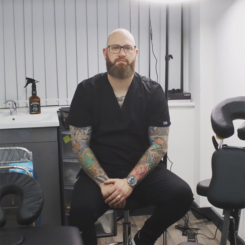 Simon Kaylor performing scalp micropigmentation at Oakwell Clinic Leeds